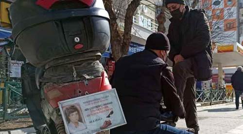 Eskişehir'in "mobil ayakkabı boyacısı" görenleri şaşırtıyor