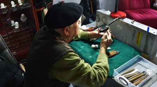 Eskişehir'in "yaşayan insan hazinesi" taşlara hayat veriyor