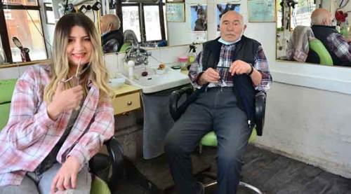 Eskişehir'in 55 yıllık berberinde traş olmak isteyenler...