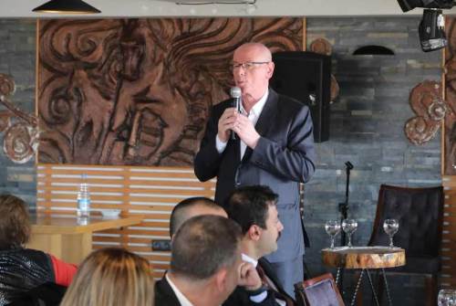 Eskişehir'in adayları Özgür Özel'i de işaret ederek onlardan oy istedi!