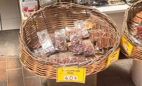 Eskişehir'in aktarlarında "tomurcuk gül" vatandaşın gözdesi oldu