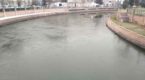 Eskişehir'in ayazında Porsuk Çayı buz tuttu!