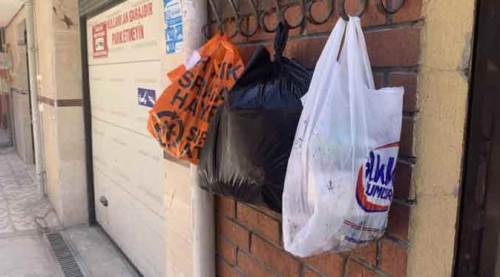 Eskişehir'in bu sokağında çöpler duvara asılıyor