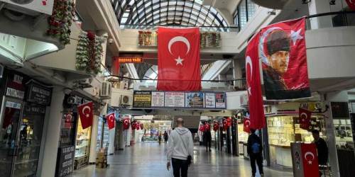 Eskişehir'in çarşısı Türk bayraklarıyla donatıldı