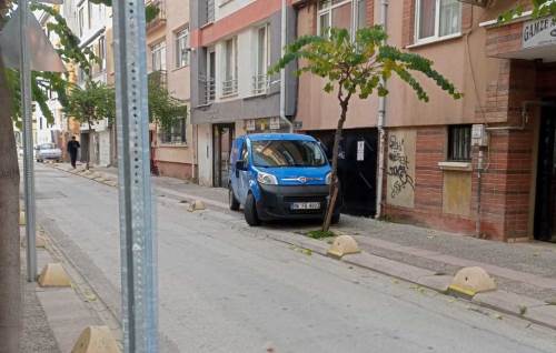 Eskişehir'in dar sokaklarında park kaosu yaşanıyor