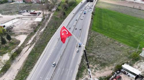 Eskişehir'in dev bayrağı 43 metre yükseklikte dalgalanıyor!