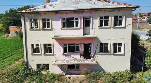 Eskişehir'in dibindeki fay hattına yapılan evler bu hale geldi