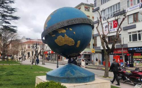 Eskişehir'in dikkat çeken heykelinden anlamlı mesaj!