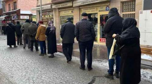 Eskişehir’in donduran soğuğunda şaşırtan kuyruk!