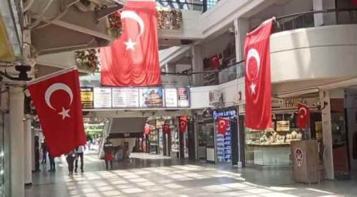 Eskişehir'in dükkanları kırmızıya boyandı!
