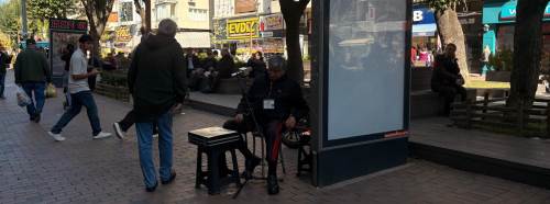 Eskişehir’in en hareketli caddesinde sokak sanatçısı ilgi çekti