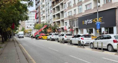 Eskişehir’in en işlek caddesinde inşaat mesaisi trafiği kilitledi!