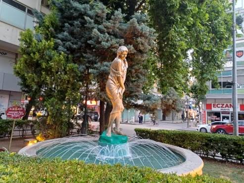 Eskişehir'in en işlek noktasındaki heykel turistlerin ilgisini çekiyor