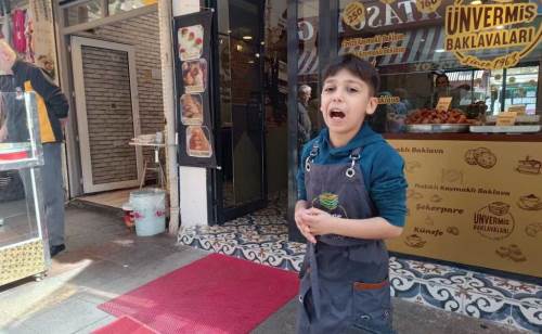 Eskişehir'in en küçük tatlıcısı olay oldu!