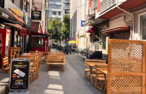 Eskişehir'in göbeğinde ara sokakları masa sandalye bastı