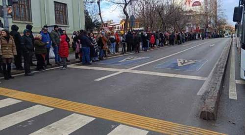 Eskişehir'in göbeğinde görenleri şaşkına çeviren festival kuyruğu