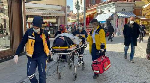 Eskişehir’in göbeğinde hatalı park ambulansa geçit vermedi!