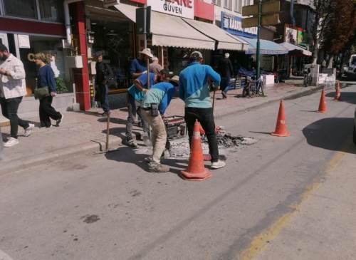 Eskişehir’in göbeğinde internet çalışması! Araç ve yaya trafiği aksadı