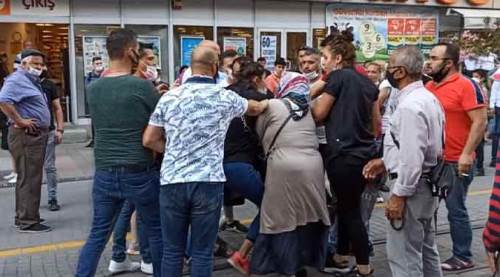 Eskişehir'in göbeğinde kadınların saç saça baş başa kavgası!