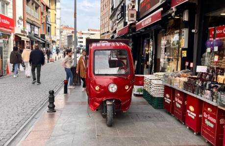 Eskişehir'in göbeğinde kaldırım işgali: Vatandaşlar tepkili!