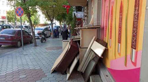 Eskişehir'in göbeğinde kaldırıma mobilya yığdılar