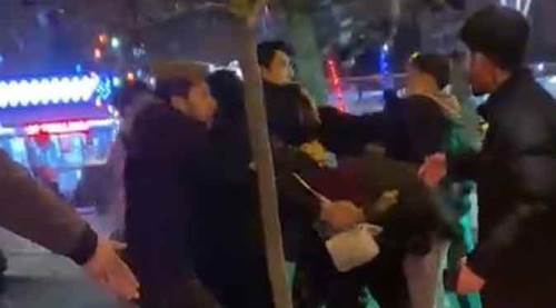 Eskişehir'in göbeğinde tekmeler yumruklar havada uçuştu!