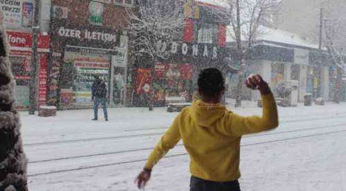 Eskişehir'in göbeğinde yılın ilk kar topu savaşı