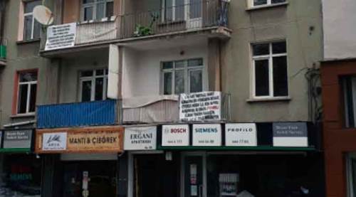 Eskişehir'in göbeğindeki apartmana asılan afişleri gören şaşıp kalıyor!