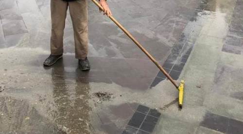 Eskişehir'in göbeğindeki caddeyi yağmurdan sonra bakın kim temizledi...