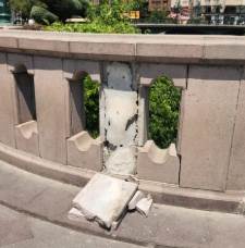 Eskişehir'in göbeğindeki taş korkuluk risk yaratıyor