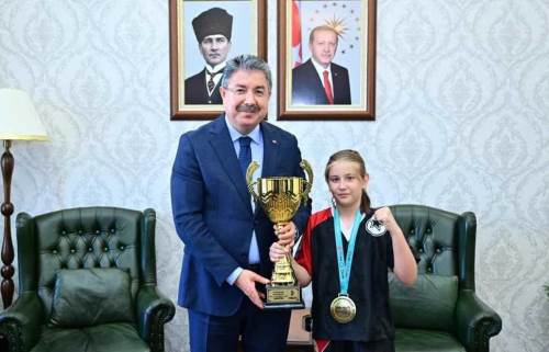 Eskişehir’in gururu Asel Özdalgın’a Vali Yılmaz’dan tebrik