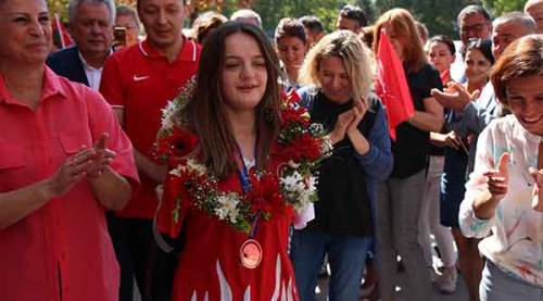 Eskişehir'in gururu Sümeyye'ye coşkulu kutlama