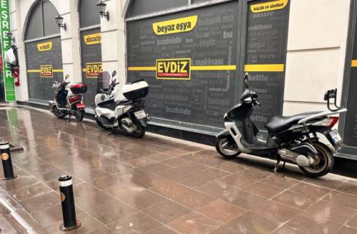 Eskişehir'in işlek alanı motosiklet park yerine döndü...