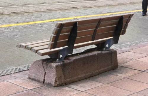 Eskişehir’in işlek bulvarında banklar bakımsız kaldı