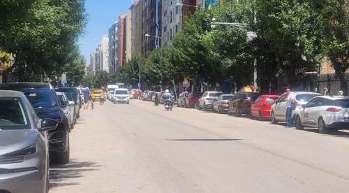 Eskişehir'in işlek caddesi büyük bir otoparka döndü!