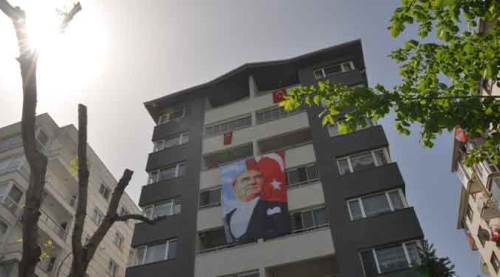 Eskişehir'in ıssız sokaklarında 19 Mayıs coşkusu camlardaydı