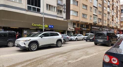 Eskişehir’in kronik sorunu son bulmuyor: Çift sıra park trafiği felç etti!