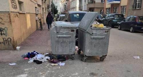 Eskişehir'in mahallesinde çöp krizi: Konteynerler taştı!
