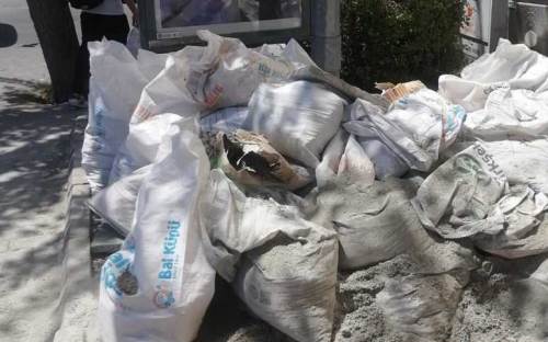 Eskişehir'in merkezinde çirkin görüntü: Çuvallar dolusu inşaat atığı bırakıldı