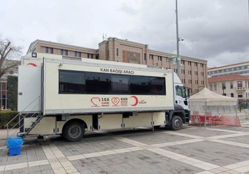 Eskişehir'in merkezindeki kan bağış aracı gönüllü bağışçılarını bekliyor