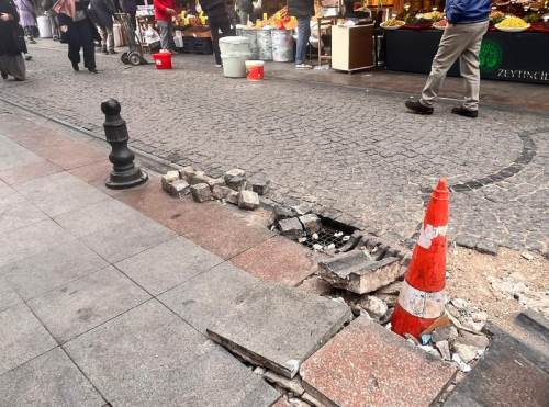 Eskişehir'in merkezindeki kilit taşları onarım bekliyor