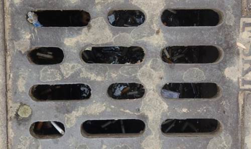 Eskişehir'in merkezindeki mazgallar izmaritle dolu!