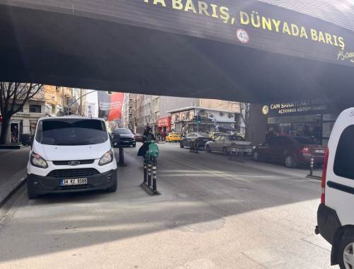 Eskişehir'in merkezindeki trafikte yol daraldı, sürücüler tepki gösterdi