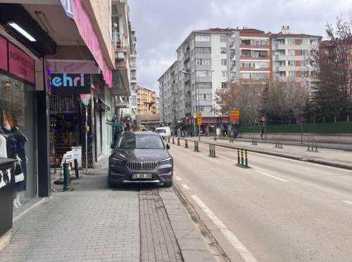 Eskişehir'in merkezindeki yaya geçişini engelleyen araçlar tepki çekiyor