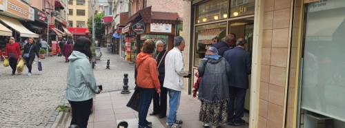 Eskişehir'in meşhur helvacısında uzun kuyruk!