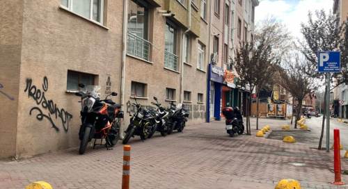 Eskişehir’in o mahallesinde motosiklet parkı sorunu!