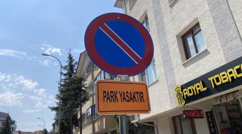 Eskişehir'in o sokağındaki “Park Yasaktır” tabelası süs gibi duruyor