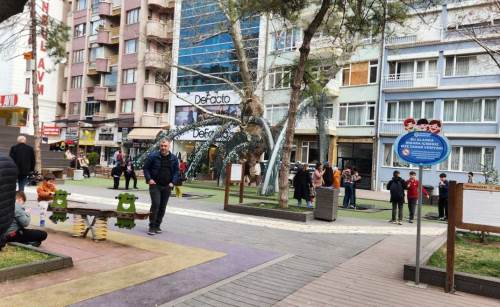 Eskişehir'in parkları miniklerle şenlendi