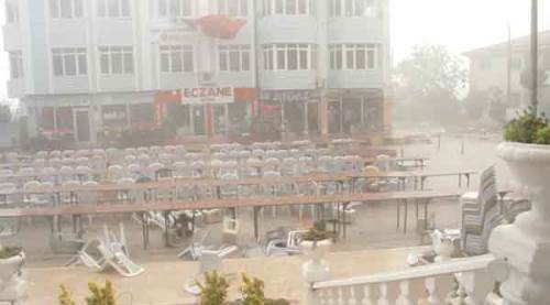 Eskişehir'in Sarıcakaya ilçesinde iftar öncesi fırtına