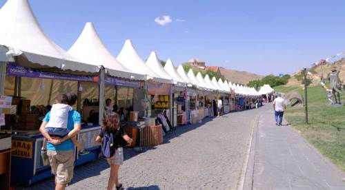 Eskişehir'in sevilen festivali üçüncü gününde coşkuyla sürüyor